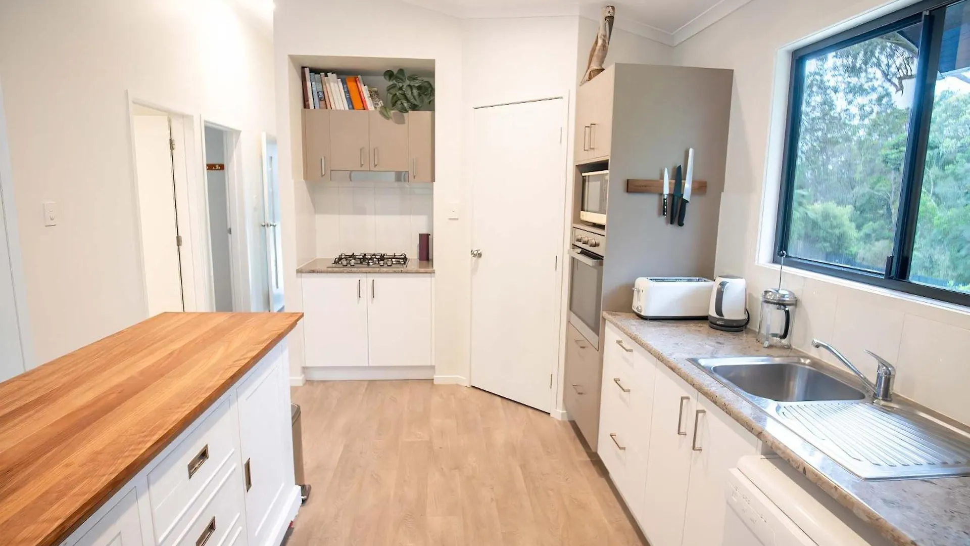 Beach Break - Modern, Coastal Pet-Friendly Getaway In Sunny Agnes Water Holiday home